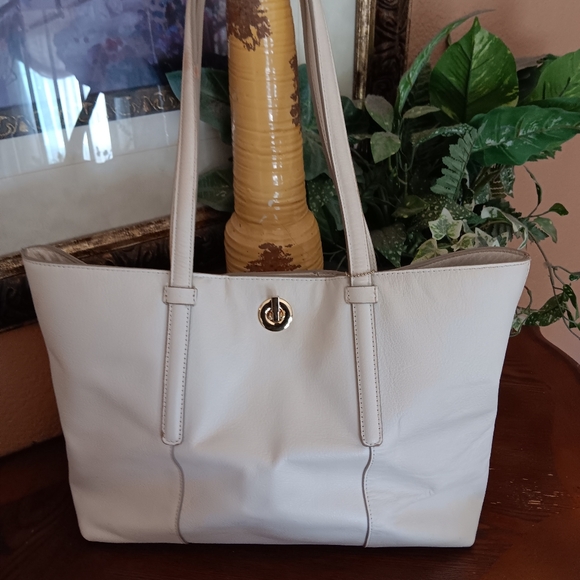 Handbags - Picture 6 of 13